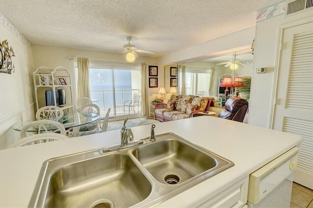 Tradewinds 903 1 Bedroom Condo by RedAwning