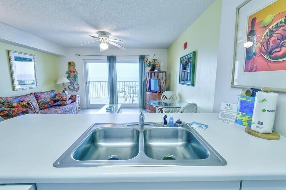 Tradewinds 602 1 Bedroom Condo by RedAwning