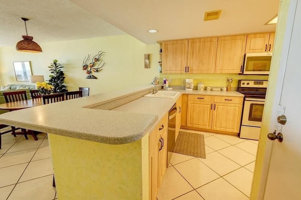 Windrift 410w 2 Bedroom Condo by RedAwning