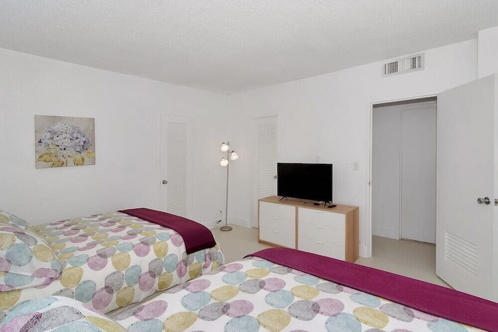 The Tides by Miami Te Espera