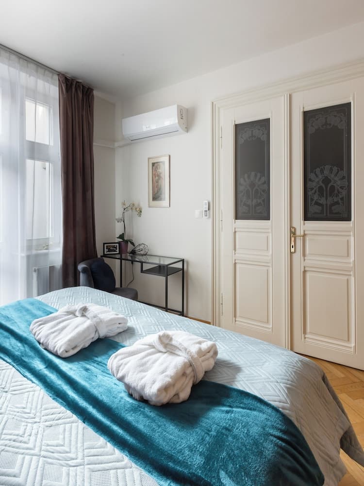 Decadent Art Deco Apartment in Old Town