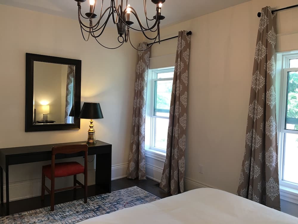 Beautiful 4BR Downtown House, Sleeps 10