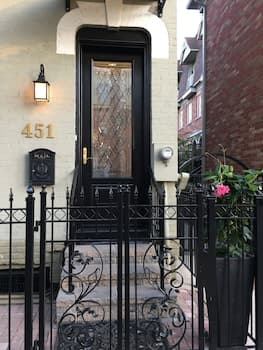 Beautiful 4BR Downtown House, Sleeps 10