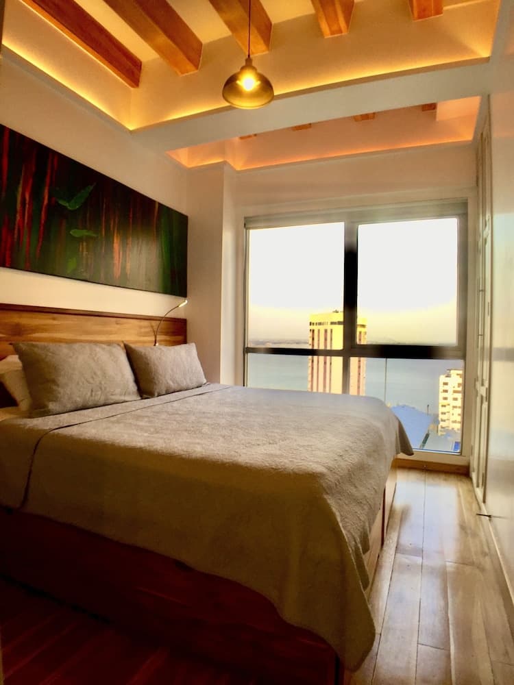 DELUXE HIGHRISE RIVER & CITY VIEW FLATS GYE