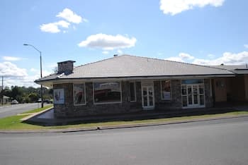 Horse And Jockey Hotel Motel