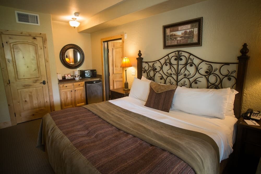 Enormous Condo with Stunning Mountain Views by RedAwning - Save 20% on 7+ Nights!