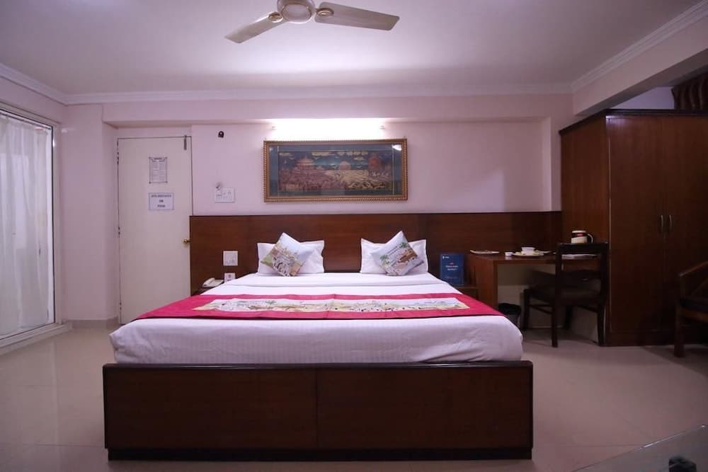 ADB Rooms Hotel Sahiwa