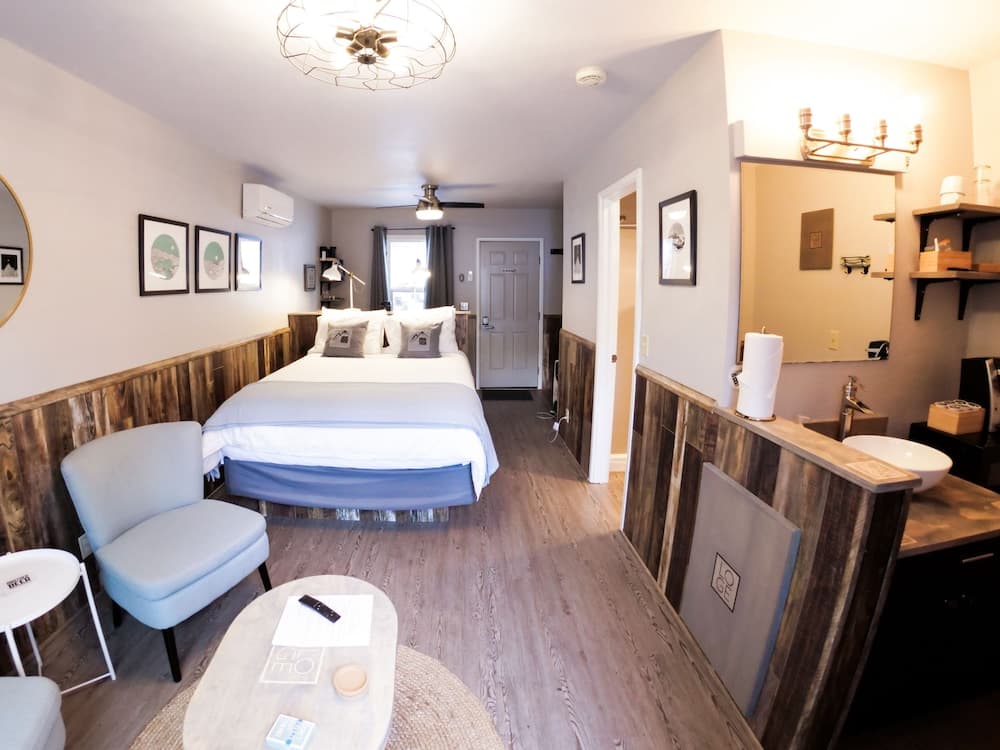 LOGE Leavenworth Riverside