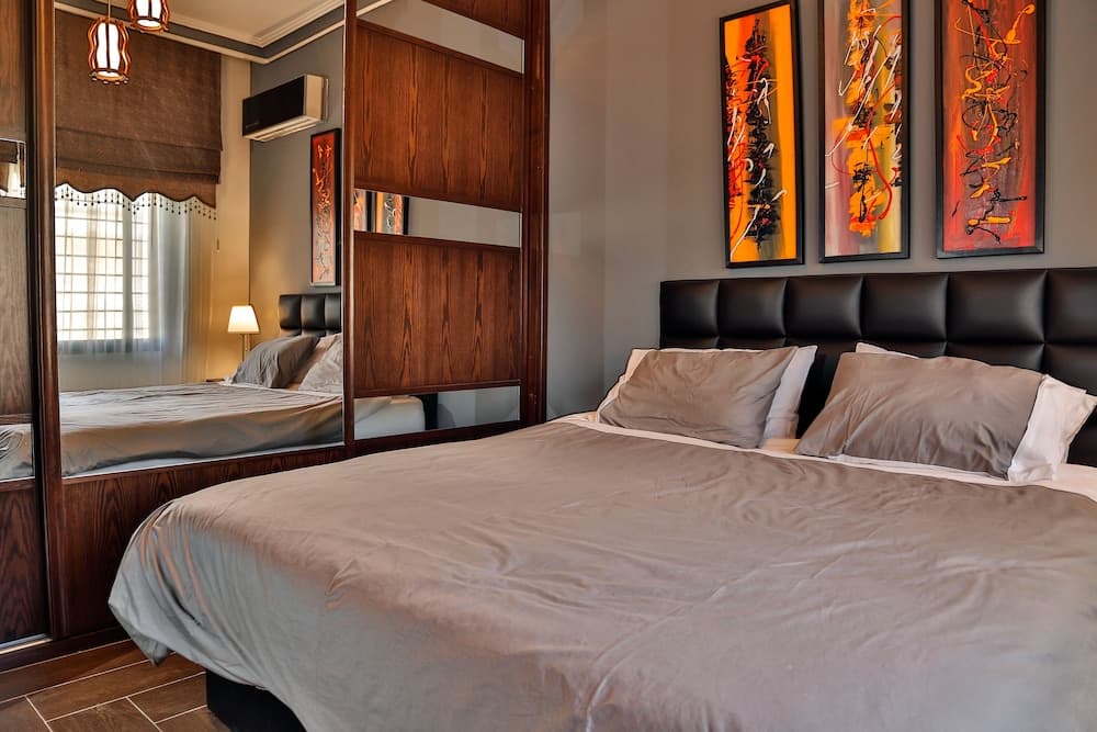 Cozy & Gated Compound