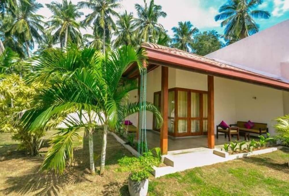 Sanjis The Seaside Cabanas