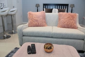 Pat Luxurious Studio