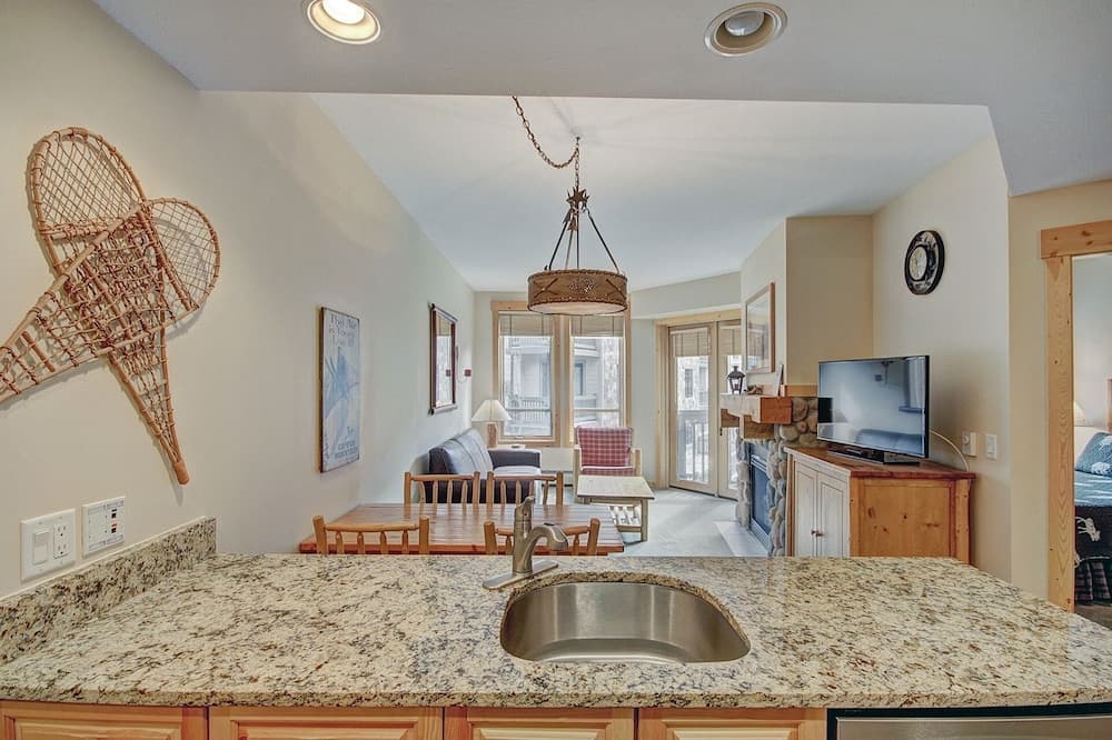 Taylors Crossing In The Heart Of Copper Center Village - Short Walk to American Eagle/American Flyer - TX312 by RedAwning