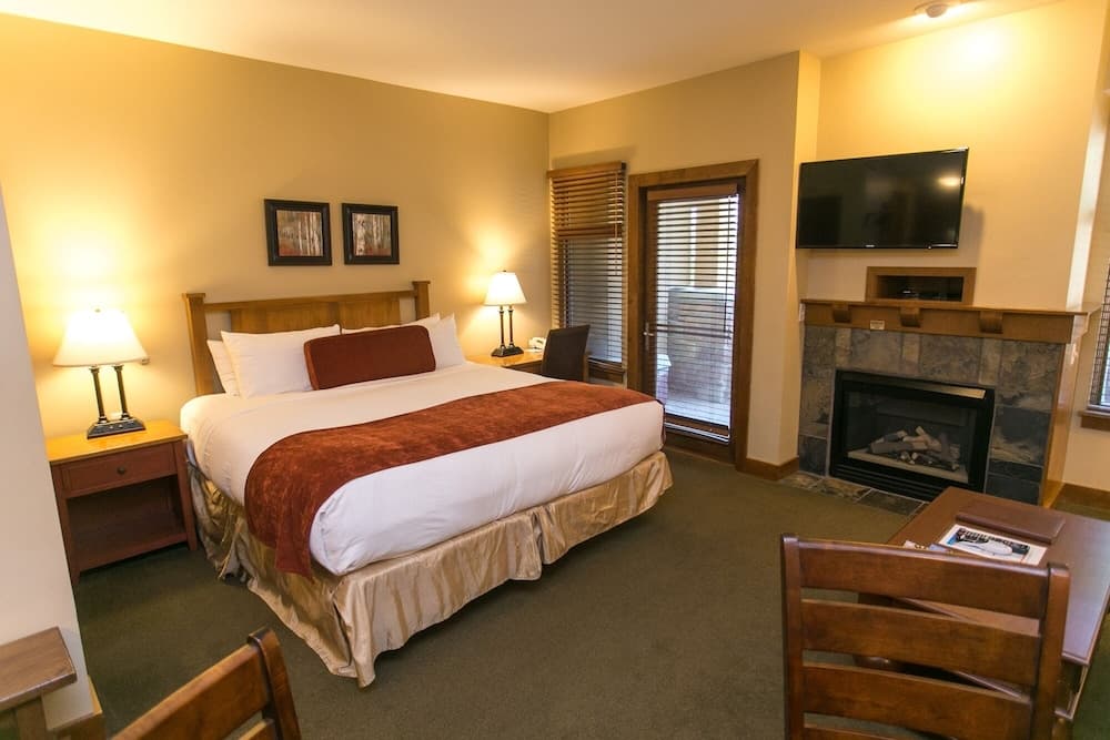 Spacious Unit Mountain Getaway with Fireplace by RedAwning