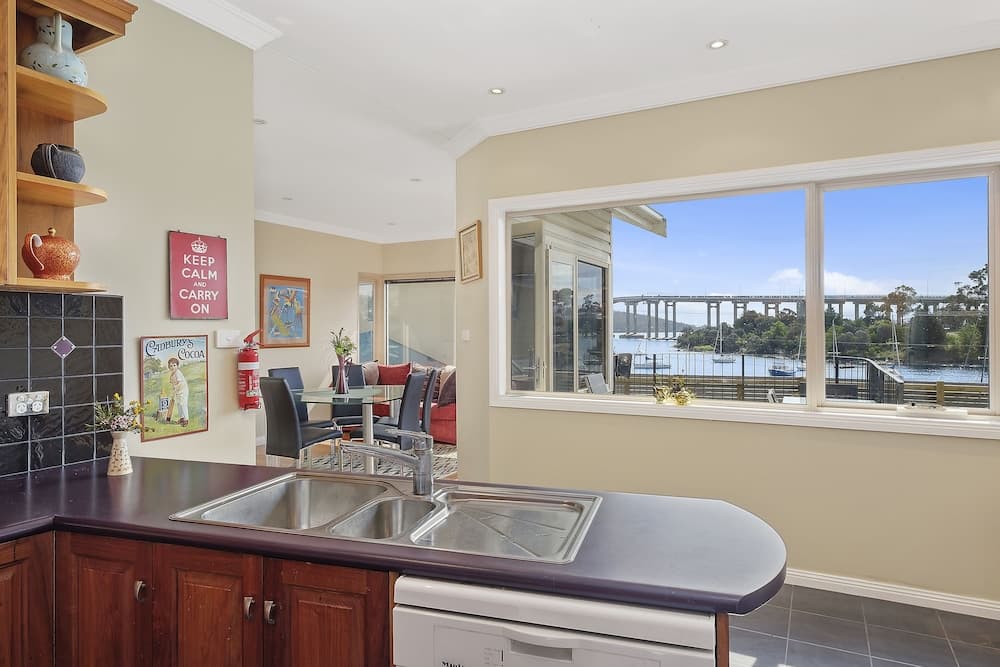 Manfield City Waterfront View Cottage