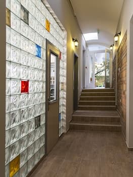 Varad Inn Hostel and Cafe