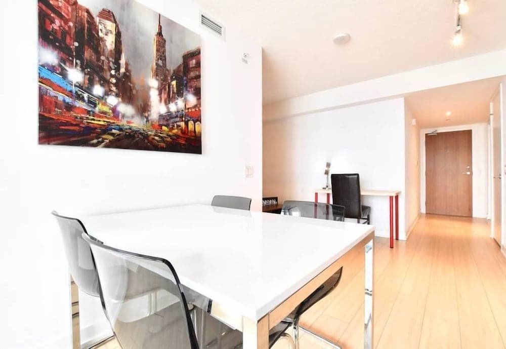 Bright 2 Bed Lakeview Suite