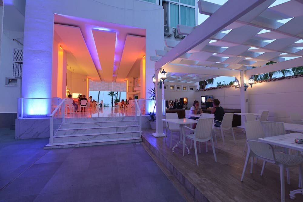 Bonn Beach Hotel by RRH&R