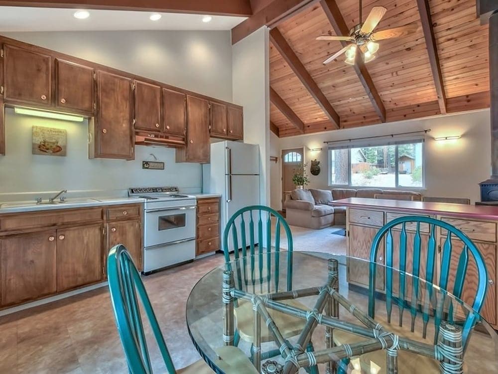 Cozy Tahoe 10 Mins To Heavenly & Lakefront 2 Bedroom Home by Redawning