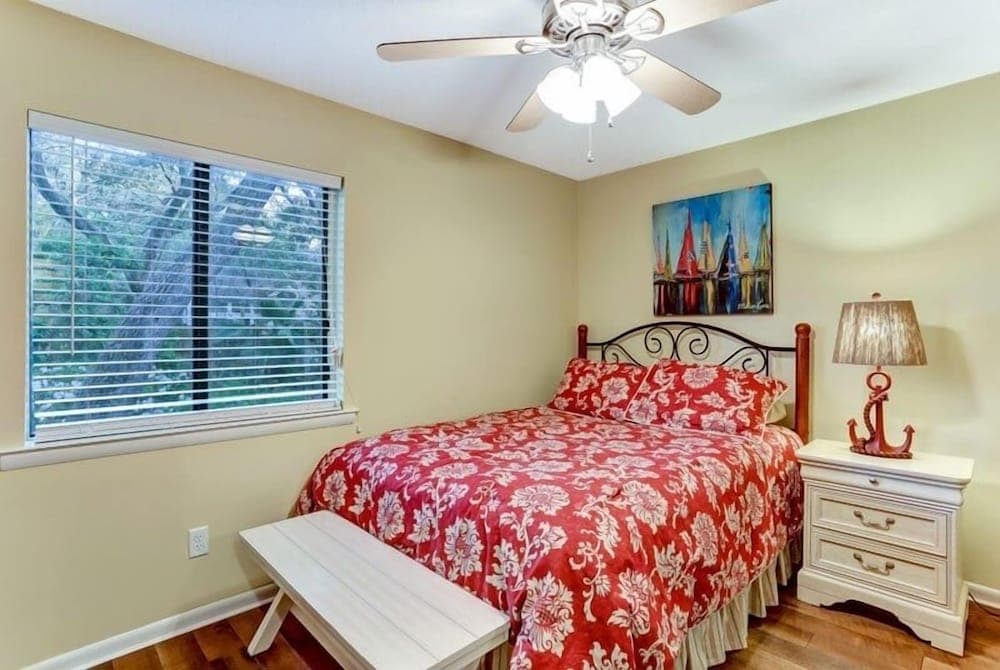 Amelia Landings Condo, Easy Access to the Pool and Short Walk to the Beach by RedAwning