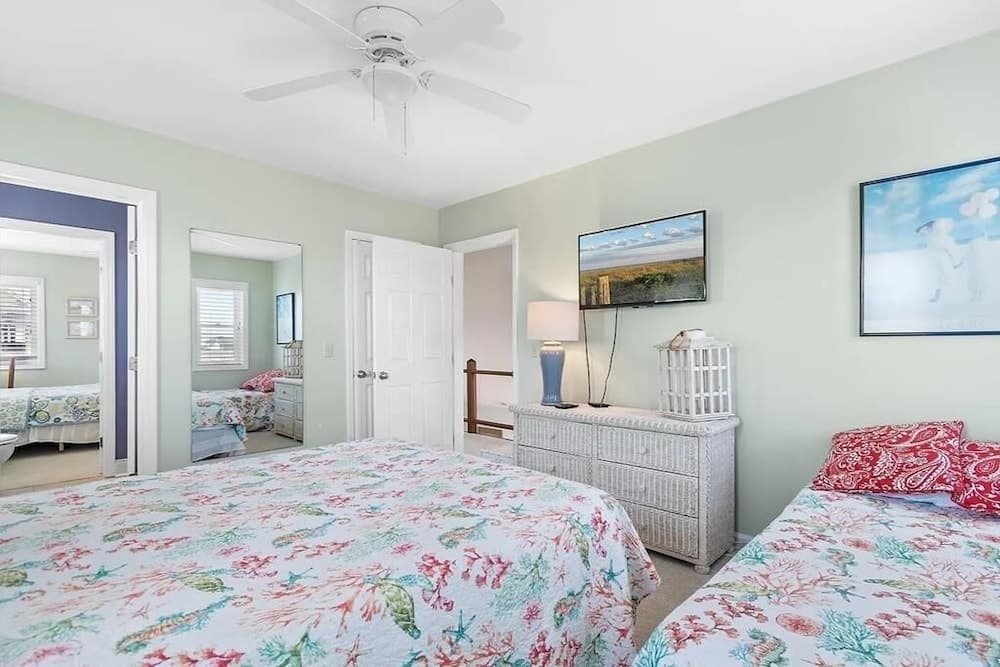 Heaven's Anchor 3 Bedroom Home by RedAwning