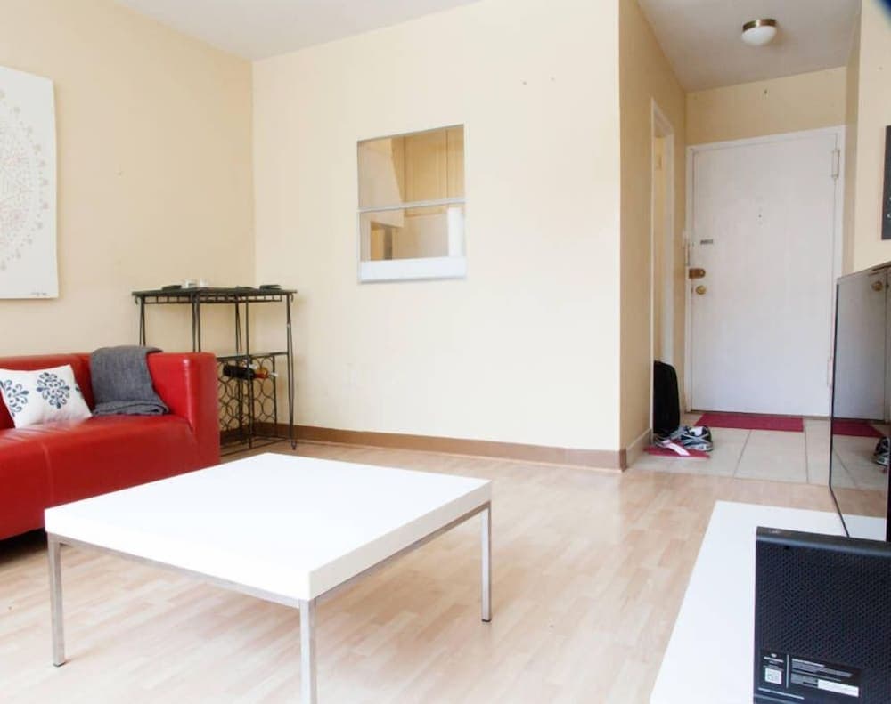 Cozy 1BR Rosslyn Apt with a View