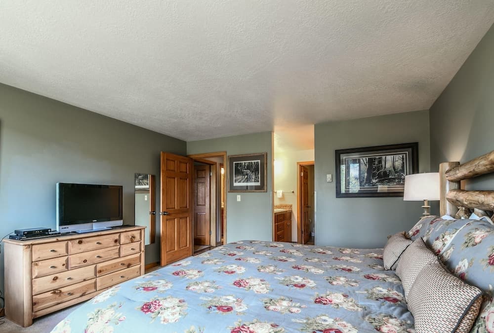 Lodgepole 2015 by SummitCove Vacation Lodging