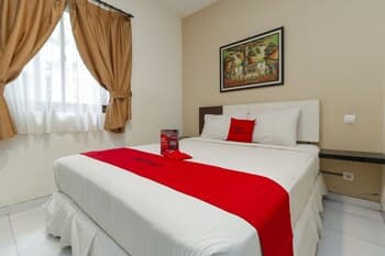 RedDoorz near Universitas Sebelas Maret