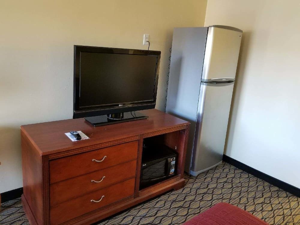 Economy Inn & Suites