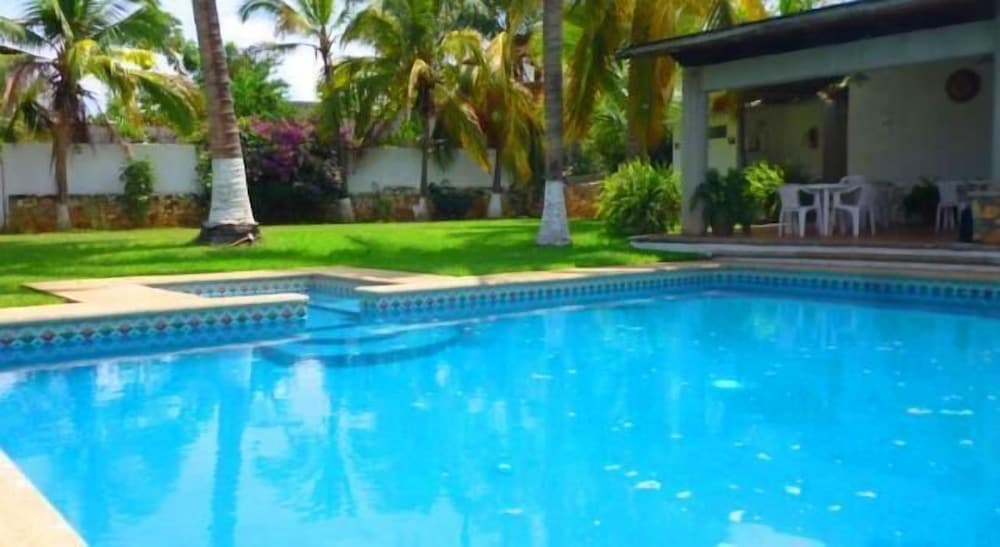 Villa Paraiso & Suites