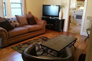 Lovely 1 King Bed- Walk Downtown Pet Ok