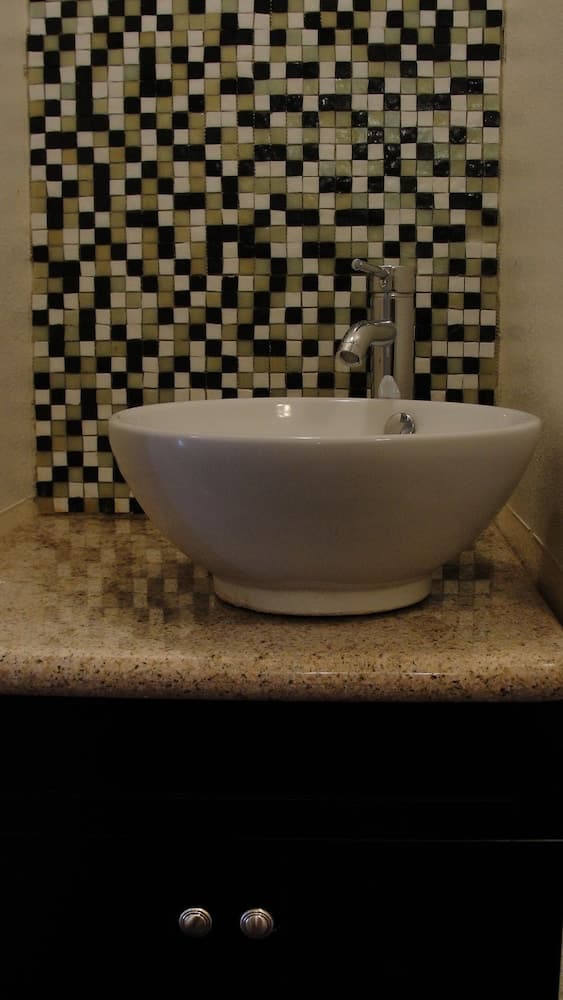 Quiet 2 Bdrm-Gourmet Kitchen-Comfy King