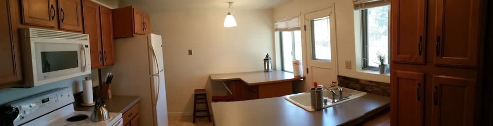 Quiet 2 Bdrm-Gourmet Kitchen-Comfy King
