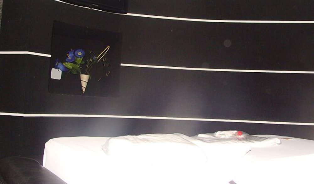 Flamboyant Motel - Adults Only