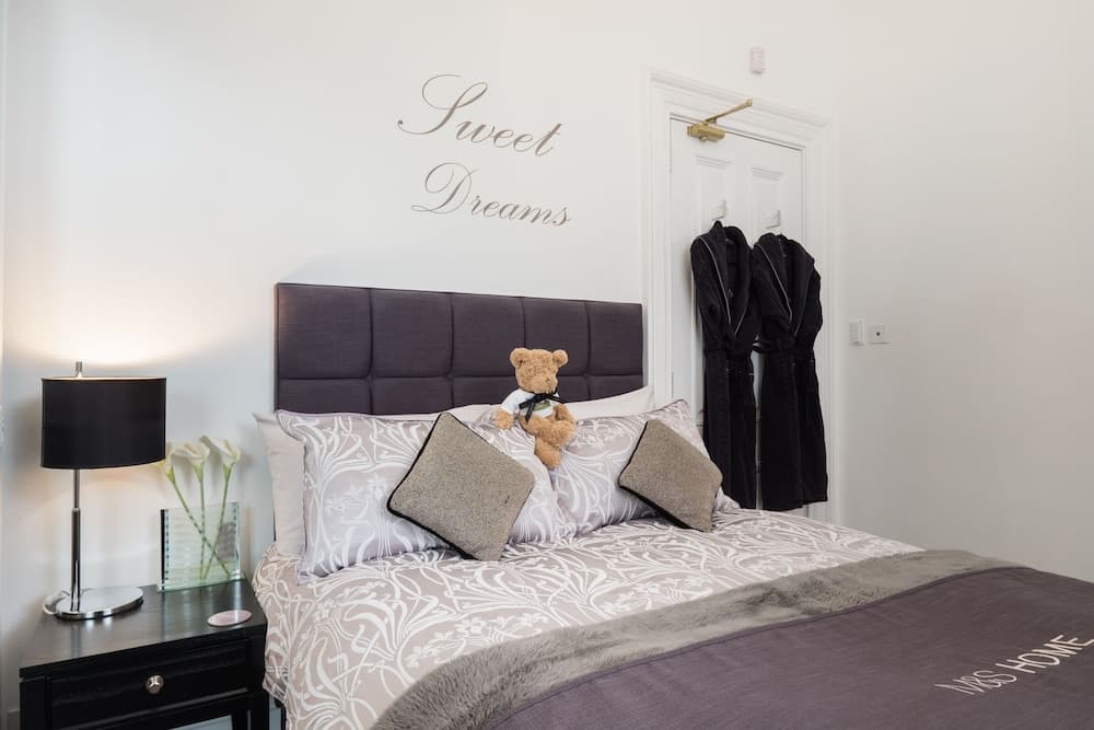Marks At The Manor Luxury Riverside Apartments - Sleeps up to 4, with Parking and Sky TV