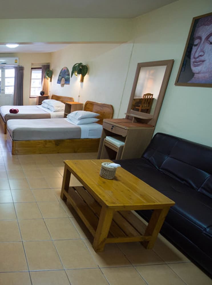 Funky Monkey Guesthouse and Tour