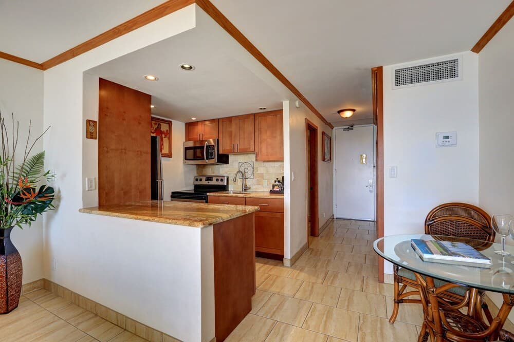 Lahaina Shores #531 Studio Bedroom Condo by RedAwning