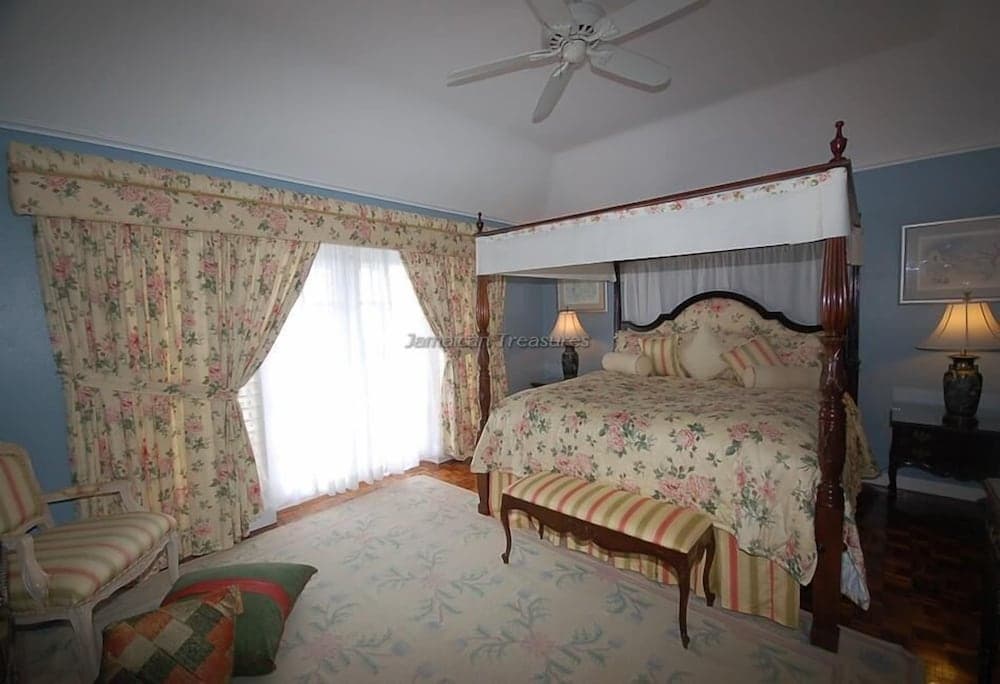 Stoneaway, 6BR by Jamaican Treasures