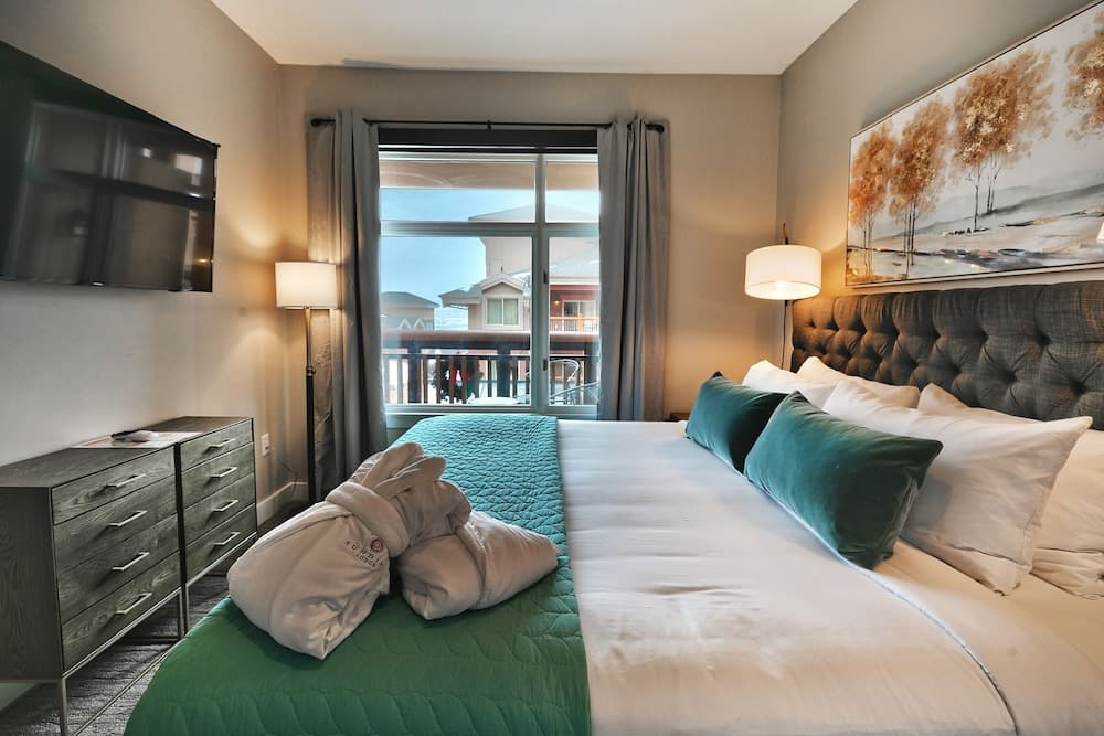 Your own balcony, full kitchen in Canyons Village by RedAwning