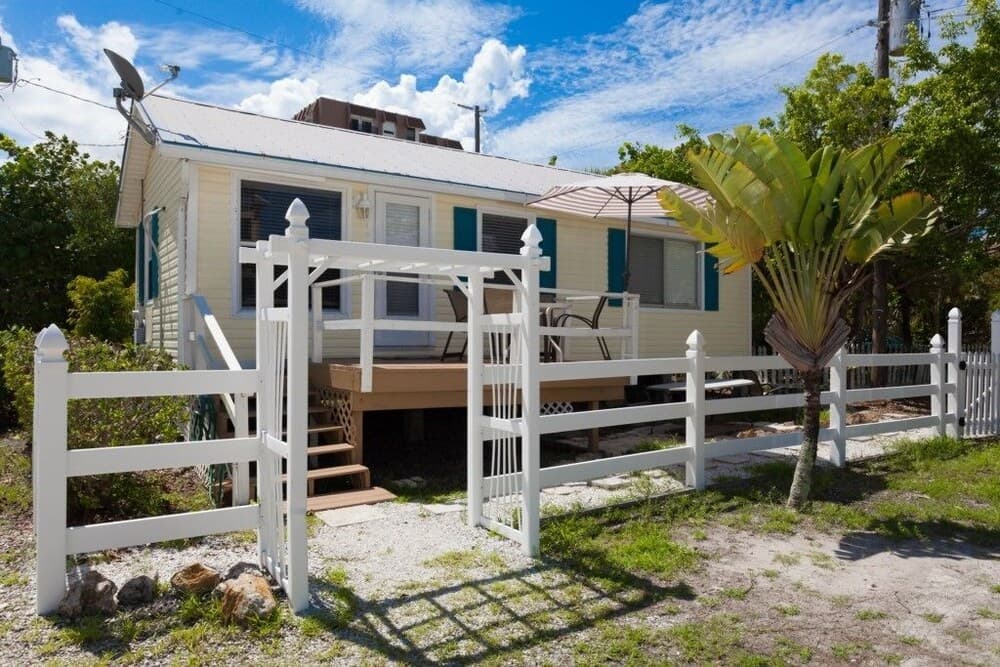 Cozy Beach  Pet Friendly Steps From Beach! 1 Bedroom Home by RedAwning