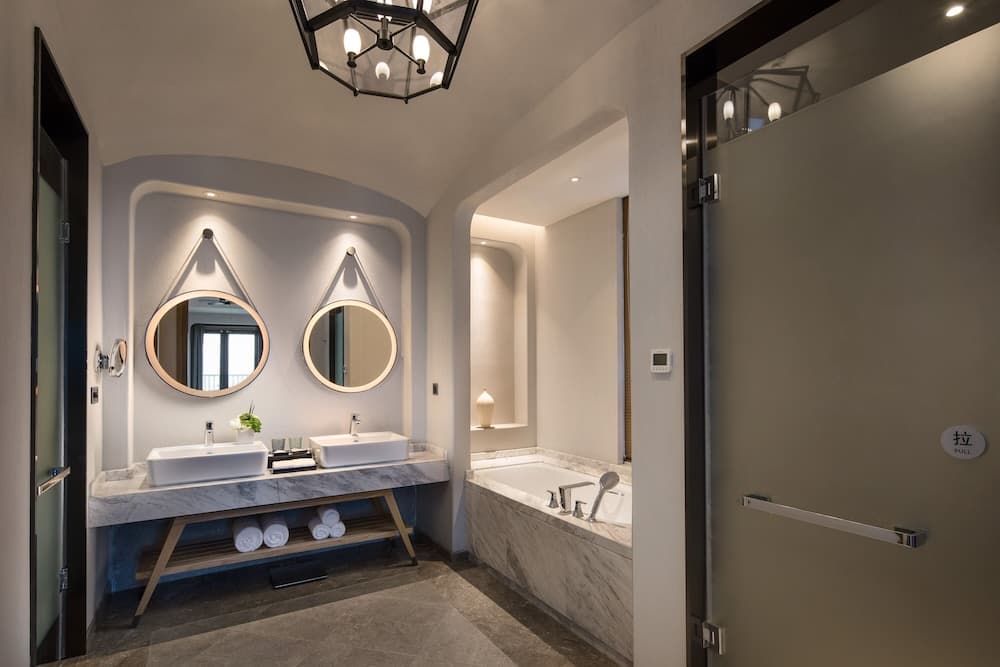 Crowne Plaza Qingdao Oriental Movie Metropolis by IHG