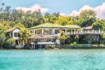 Edgewater Dive & Spa Resort