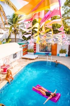 Wonderland Hostel By GB Collection