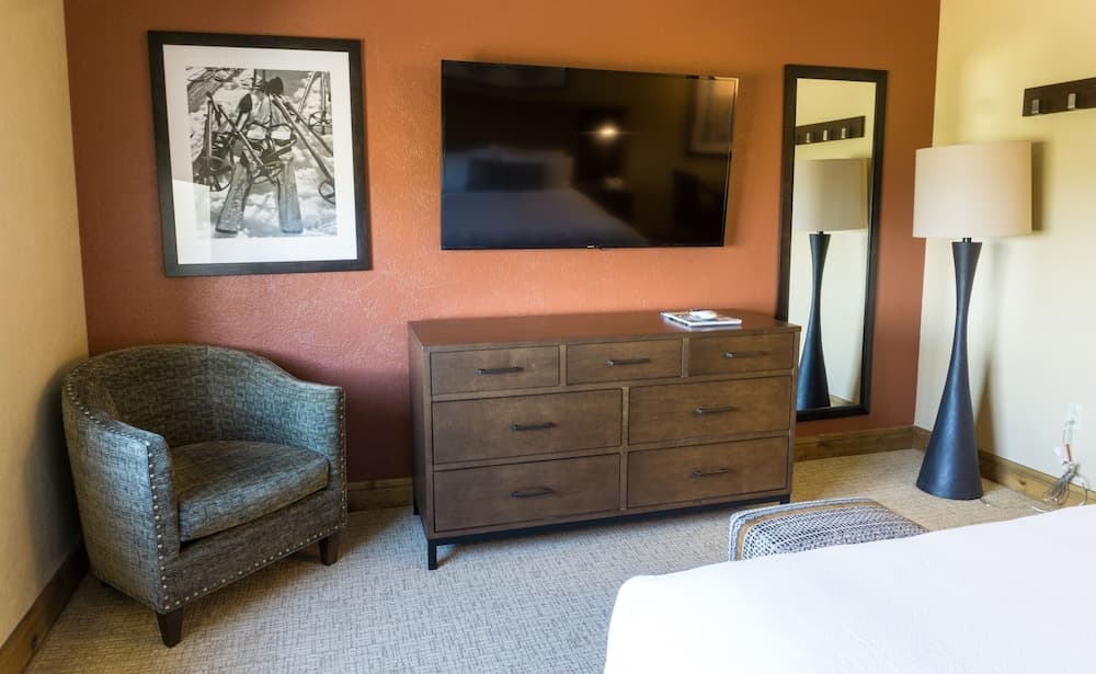 Grand Summit Hotel, a Ski in/out by RedAwning