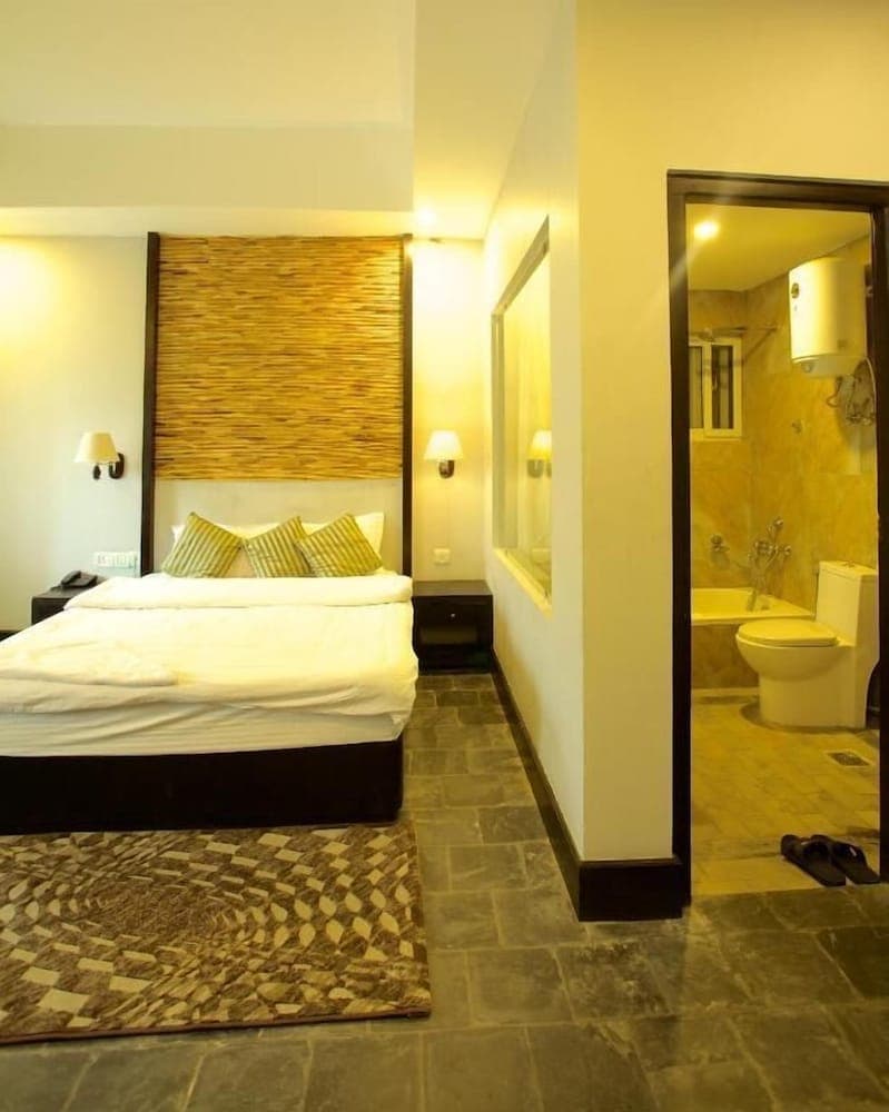 Serene Highway Resort