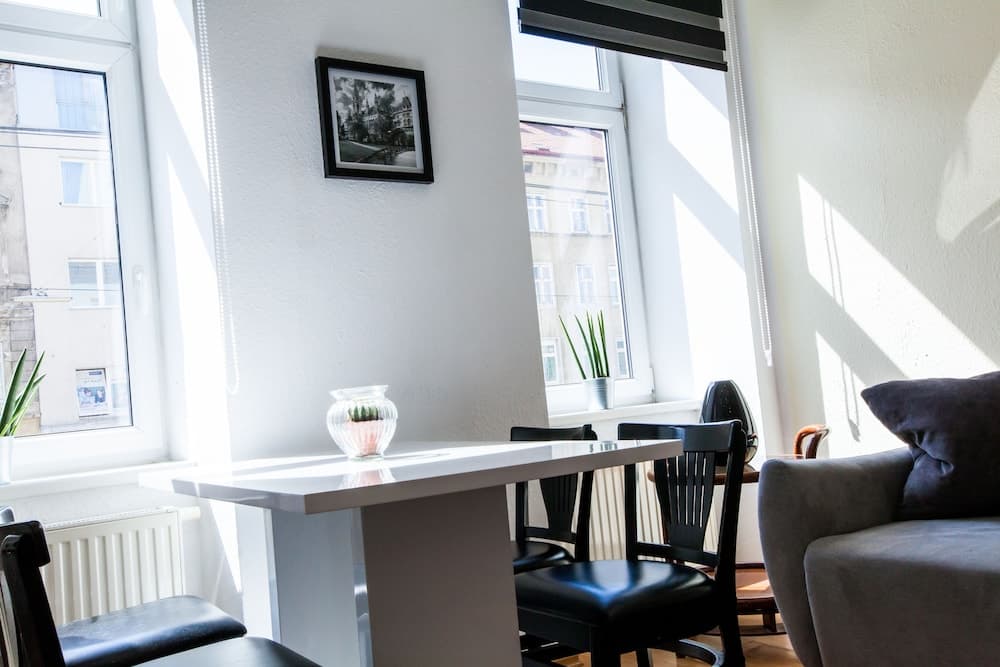 Central Apart 1 Min to Metro and Garage