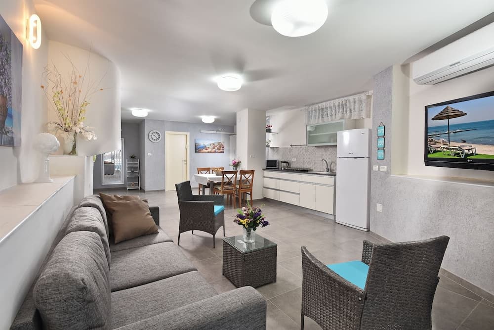 Luxury Suite with Jaccuzzi & Pool