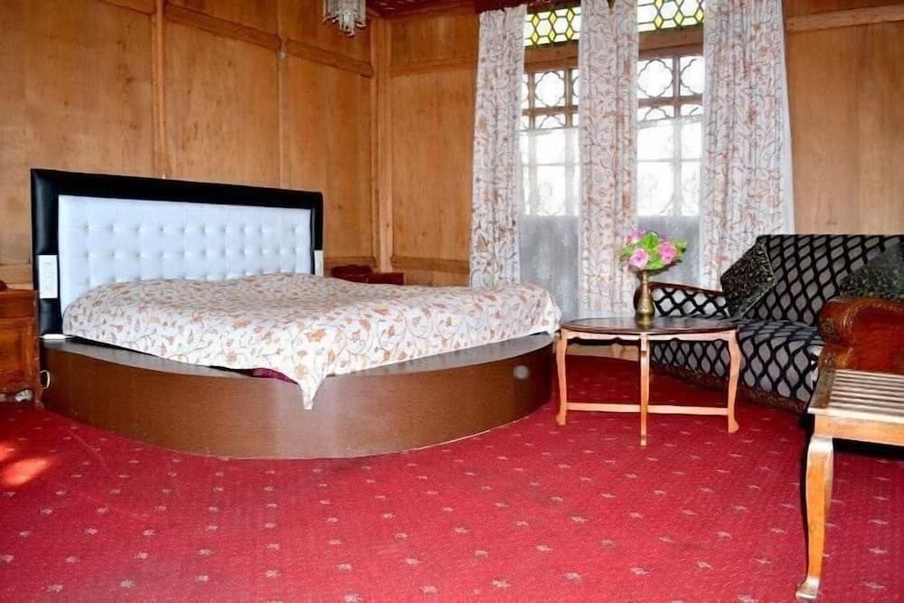 Shabnam Group Of Houseboats