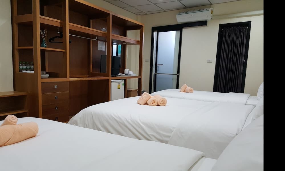 Double D Rooms & Cafe