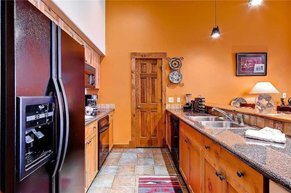 Tl2301 Great Location, Top Floor, Beautiful Decor! Winter Specials!