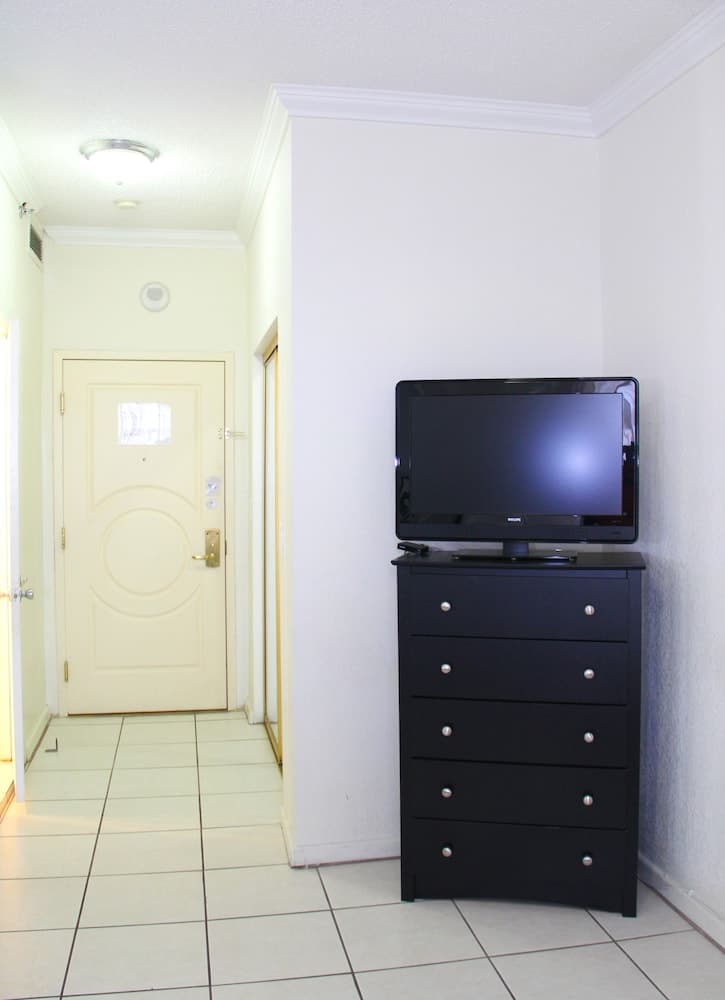 Hollywood Beach Resort- Stylish Large Studio